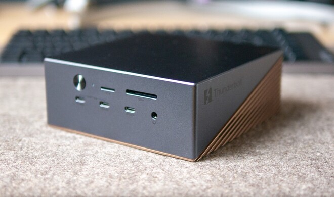 Vorn gut zu erreichen: Kartenslots, Kopfhörer-Anschluss und USB-C-Ports.