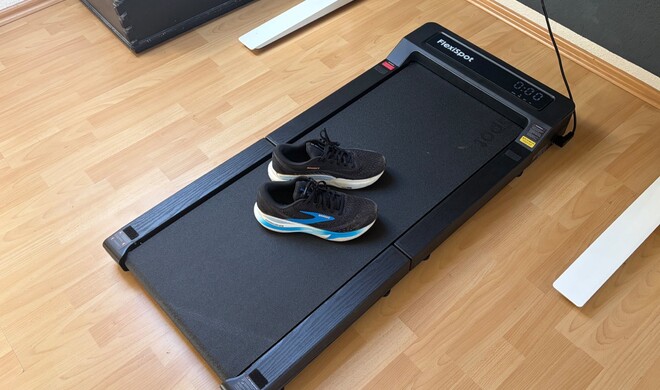 Aufgeklappt ist das PortaGo schnell einsatzbereit und passt gut unter einen höhenverstellbaren Schreibtisch.