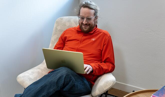 Auf dem Schoß macht das MacBook Neo eine ebenso gute Figur wie auf dem Schreibtisch. Das Gewicht: wenig mehr als 1 Kilogramm.