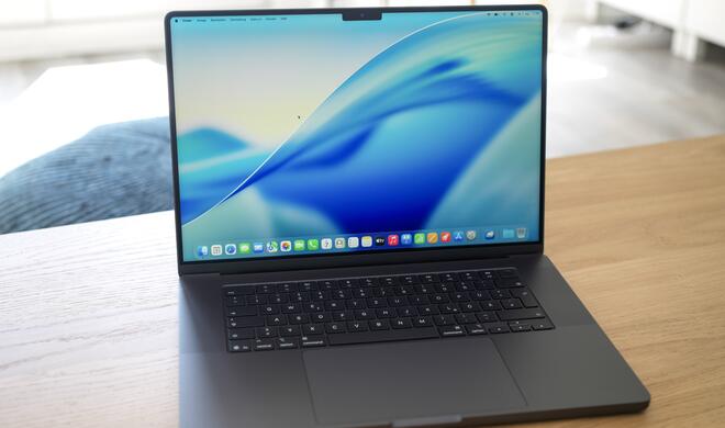 Das MacBook Pro ist zeitlos schön. Unter der Haube steckt jede Menge Power, bereits der M5 Pro dürfte viele Anwender mit anspruchsvollen Aufgaben vollauf zufriedenstellen.