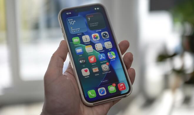 Hellrosa und handlich: Das iPhone 17e ist ein Handschmeichler und angenehm unauffällig. Auf dem Foto steckt das Gerät in einer griffigen Silikonhülle von Apple-Tochter Beats.