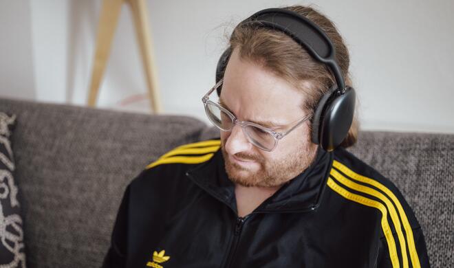 Ohrmuscheln aus Aluminium, Edelstahlbügel, atmungsaktives Netzgewebe: Die AirPods Max 2 sind hochwertig. Insgesamt fallen die Verbesserungen gegenüber der ersten Generation, Hand aufs Testerherz, zwar inkrementell aus, wecken aber dennoch...
