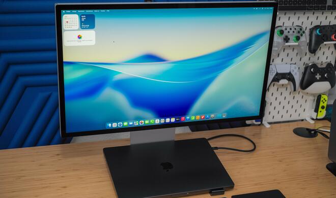 Das Studio Display XDR am MacBook Pro: So geht aufgeräumter Schreibtisch. Ein einziges Thunderbolt-5-Kabel genügt für 5K bei 120 Hertz und bis zu 140 Watt Ladeleistung.