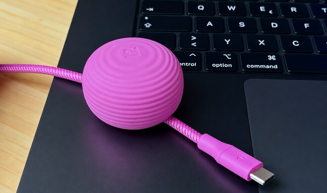 Electric Fuchsia statt Space Grau: Wer möchte, bringt mit dem CableStay Farbe auf den Schreibtisch.