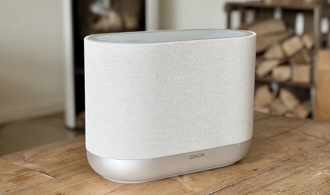 Der Denon Home 400 setzt auf eine wohnzimmertaugliche Optik mit Stoffbezug und zurückhaltendem Design.