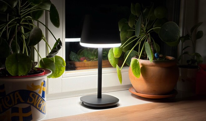 Im Test überzeugt die Table Lamp Classic mit sauberem Weißlicht – der LED-Streifen unter dem Schirm leuchtet gleichmäßig und ohne sichtbare Hotspots.