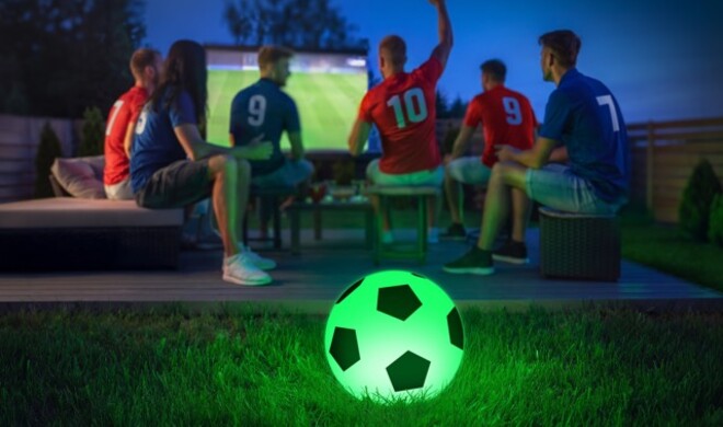 Die Eve Flare mit Stickern im Garteneinsatz: Dank IP65-Schutz und bis zu sechs Stunden Akkulaufzeit funktioniert die LED-Leuchte auch problemlos im Freien.