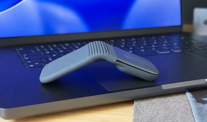 Die Mobi Fold auf dem MacBook-Trackpad – genau dort, wo sie das Trackpad ersetzen soll. Der Bogen erinnert unweigerlich an Microsofts Arc Mouse.