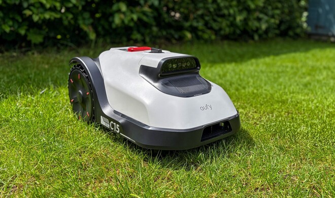 Frisch gemäht, gut in Form: Der Eufy C15 macht auch optisch eine gute Figur – und den Rasen gleich mit.