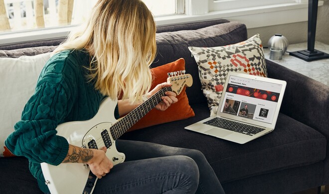 Fender Play bietet hochwertige Videokurse für Saiteninstrumente – nicht nur für Gitarre, sondern auch für Bass und sogar die kleine Ukulele.