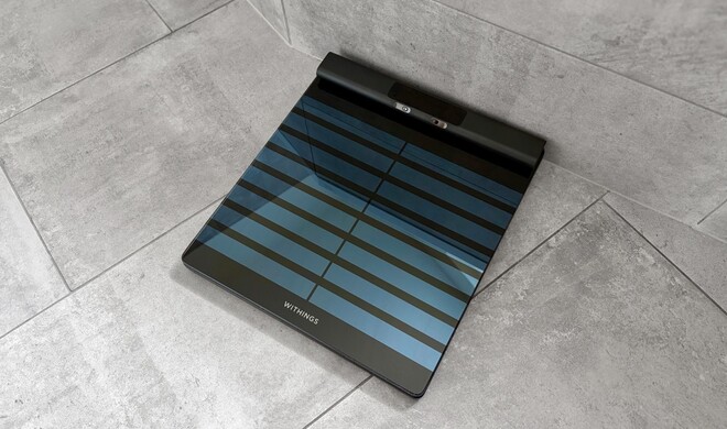 Eher Möbelstück als Accessoire: Die BodyScan 2 trägt eine massive Glasplatte im Aluminiumrahmen und bringt rund 3,4 Kilogramm auf – nun ja – die eigene Waage.