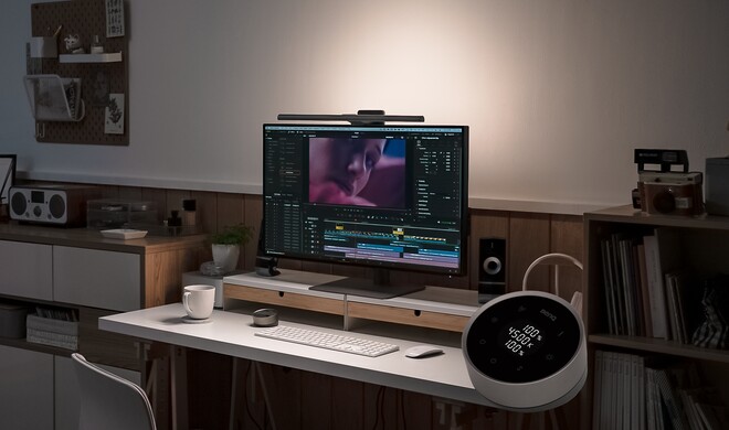 Der kabellose Controller mit Drehring und Display steuert Helligkeit und Farbtemperatur.