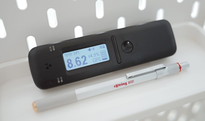 Der Radiacode 110 ist nicht viel größer als ein Schokoriegel. Mangels Schokolade im Haus dient ein Kugelschreiber dem Größenvergleich.