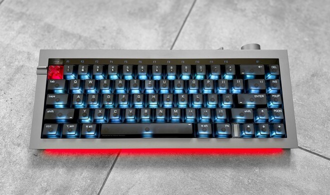 Ein Monolith auf dem Schreibtisch: 65-Prozent-Layout, gefräst aus einem einzigen Aluminiumblock, dazu ein Lichtband unter der Vorderkante. Y und Z haben wir für den Test selbst getauscht.