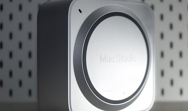 Große Modelle, kleiner Würfel: Der Mac Studio mit M5 Ultra findet unter nahezu jedem Monitor Platz und braucht keinen Serverraum.
