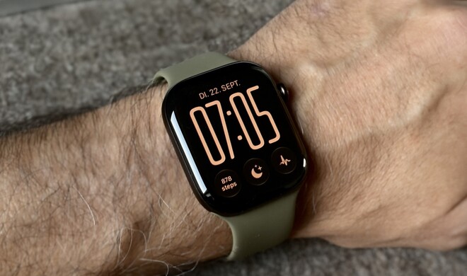 Neu mit watchOS 27: Das Siri-Modular-Zifferblatt holt das jeweils passende Widget aus dem Smart-Stapel nach vorn. Schriftart, Farbe und Komplikationen sind frei wählbar.