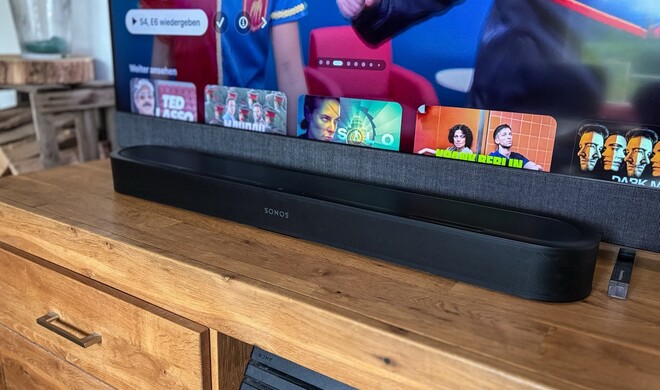 Passt auch unter kleinere Fernseher: Selbst vor unserem 50-Zoll-Testgerät wirkt die Beam Ultra geradezu zierlich, klingt aber deutlich größer.